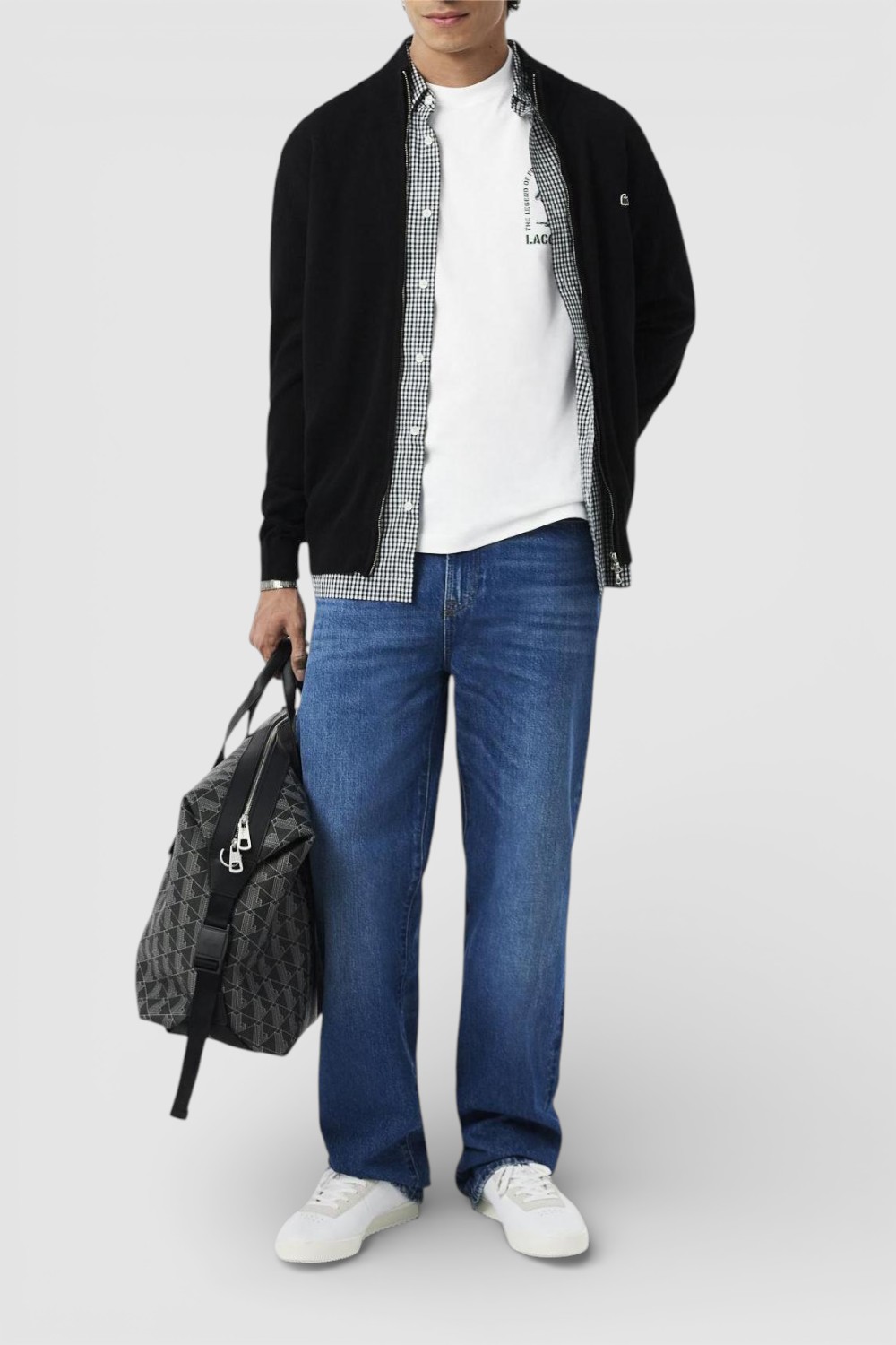 תמונת כל הלוק של חולצת טי